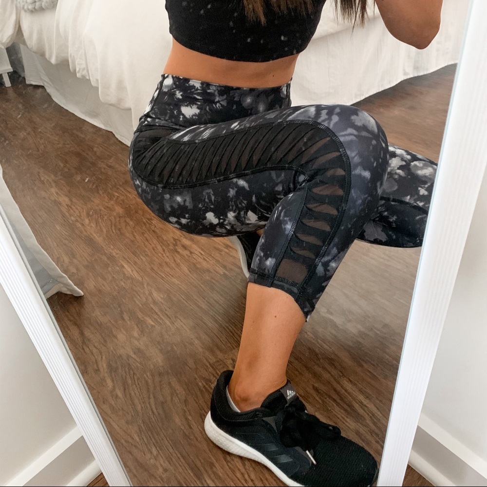 LULULEMON leggings || black and white print with mesh detail down the side